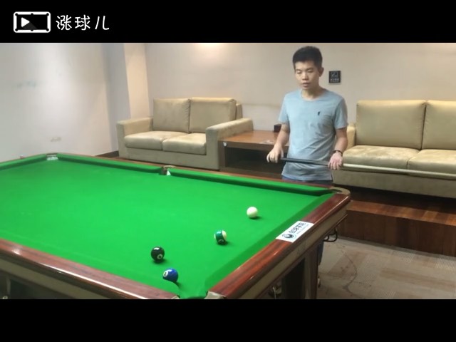 借球入袋打法一：踢开挡住进球线路的障碍球