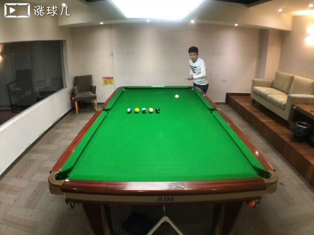 台球四级考试题1:直线球连续打进10个，左右底袋各5个#台球分级考试#